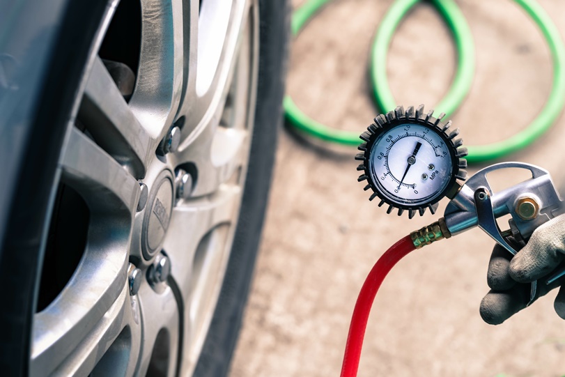 タイヤの適正な空気圧は 点検方法やセルフでの調整の仕方についても解説 楽天carマガジン クルマの維持費をお得にする情報をご紹介