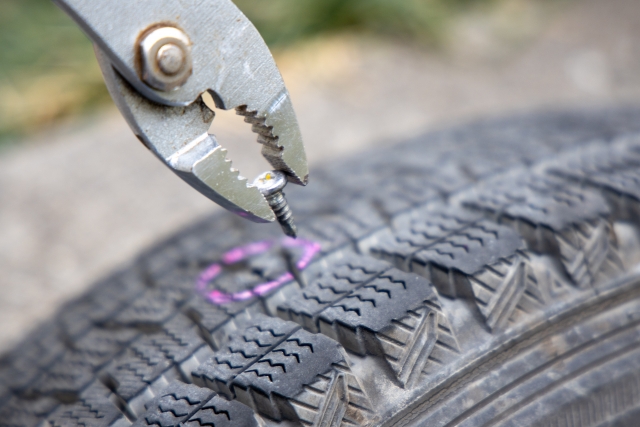 タイヤに釘が刺さったままだと危険 対処方法や修理費用を解説 楽天carマガジン クルマの維持費をお得にする情報をご紹介